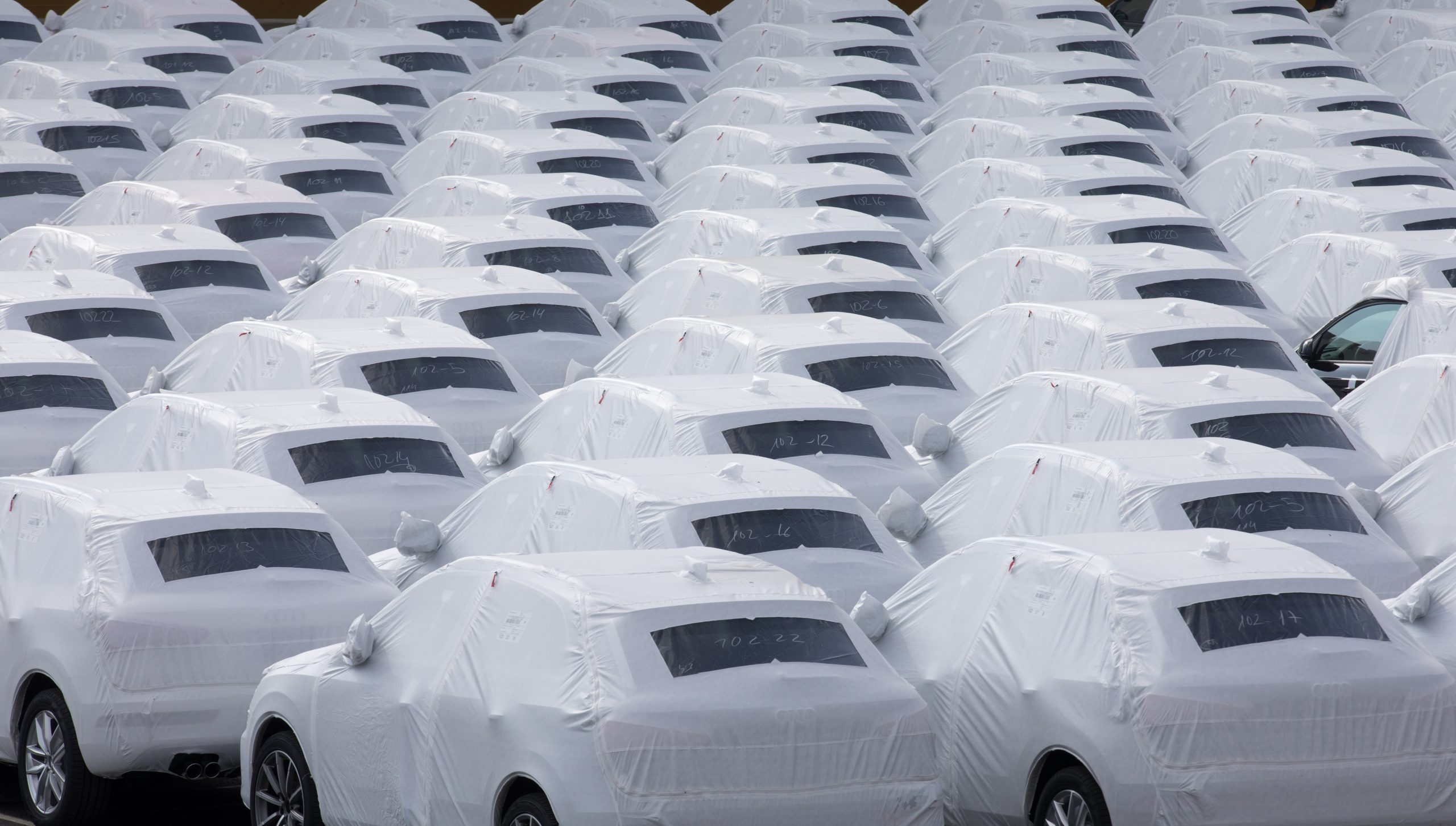Neuwagen von VW stehen auf einem Parkplatz (Symbolbild).