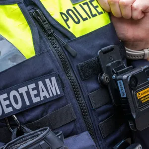 Bodycams werden in der Regel an der Schutzweste getragen.