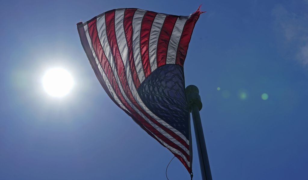 Eine Flagge der Vereinigten Staaten weht im Wind