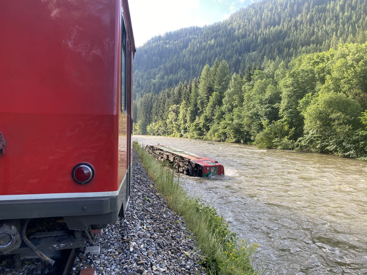 Ein Zug in Österreich, mit vielen Schulkindern an Bord, entgleist und stürzt in einen Fluss.