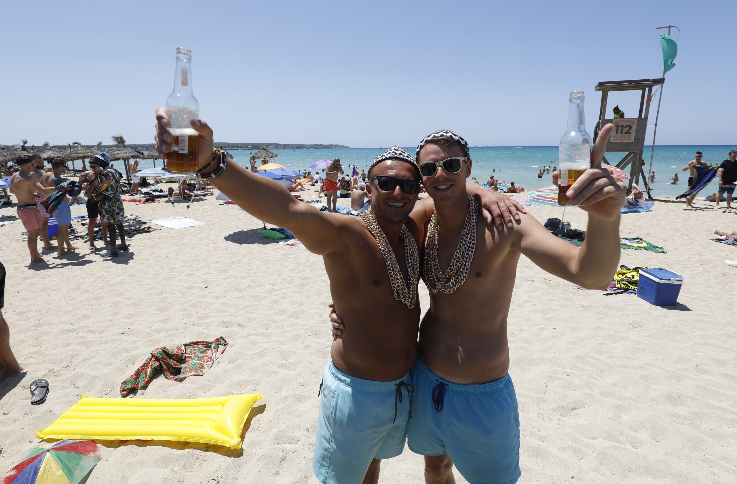 Lucas und Dennis aus Dortmund feiern am Strand von Arenal.