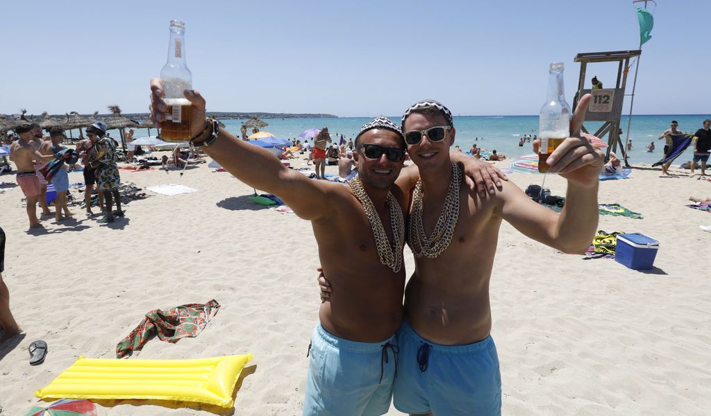 Lucas und Dennis aus Dortmund feiern am Strand von Arenal.