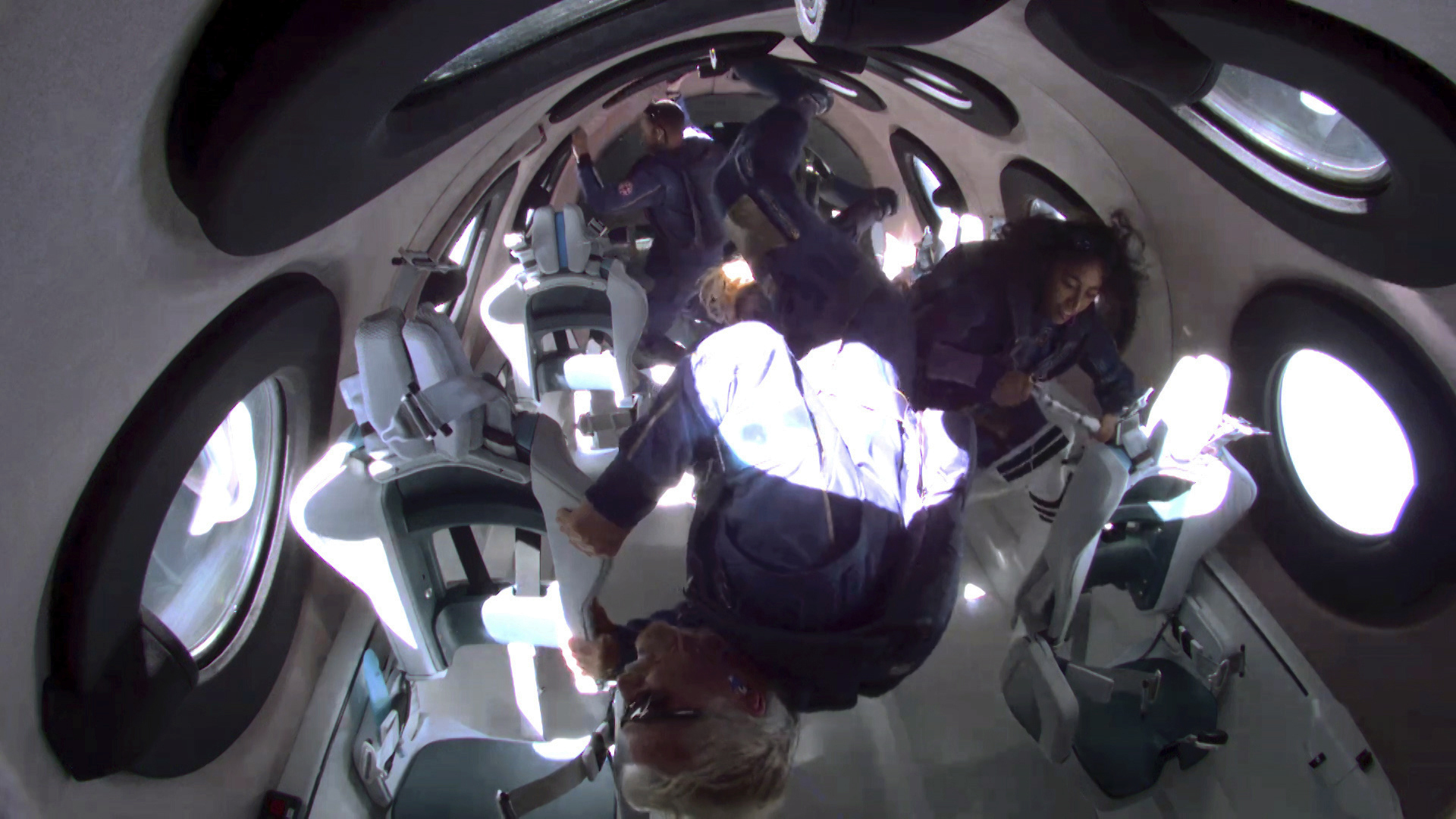 Branson und die Astronauten schweben im Inneren der „VSS Unity“