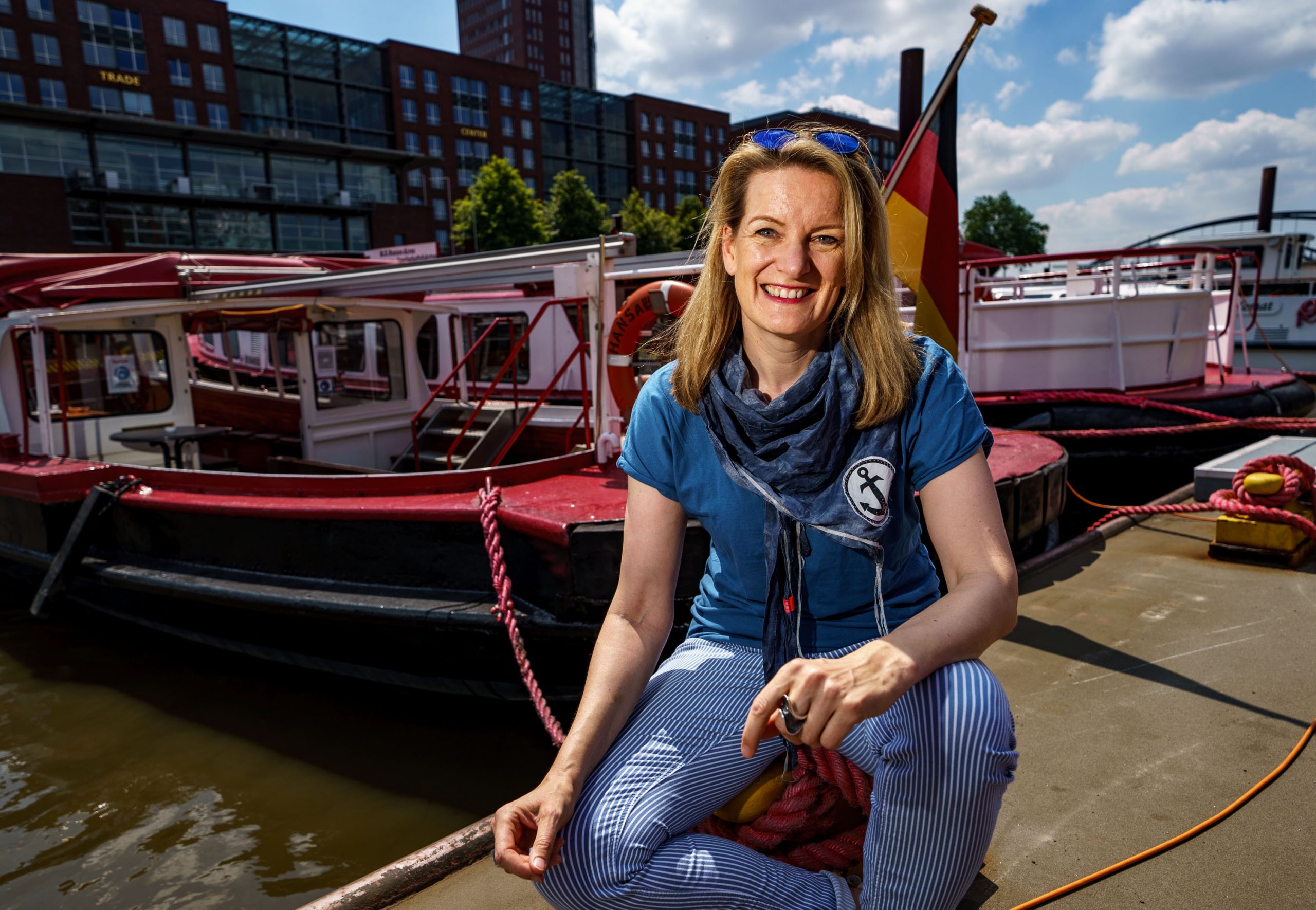 Maike Brunk übernimmt das Schnacken auf den Hafenrundfahrten durch Hamburgs Gewässer.