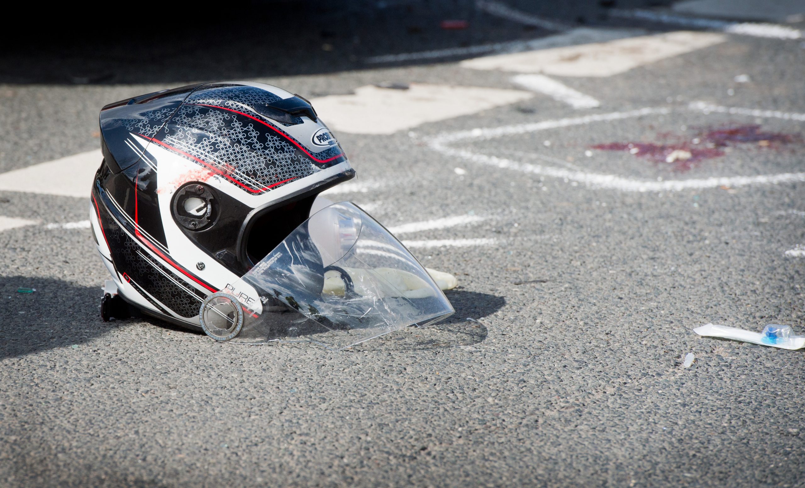 Motorradunfall Symbolbild Helm