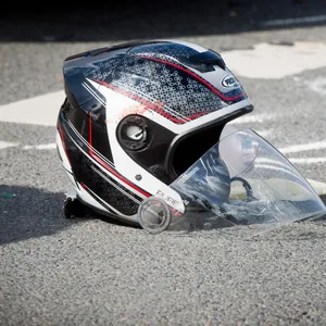Motorradunfall Symbolbild Helm
