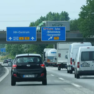 Autos Richtung Elbbrücken