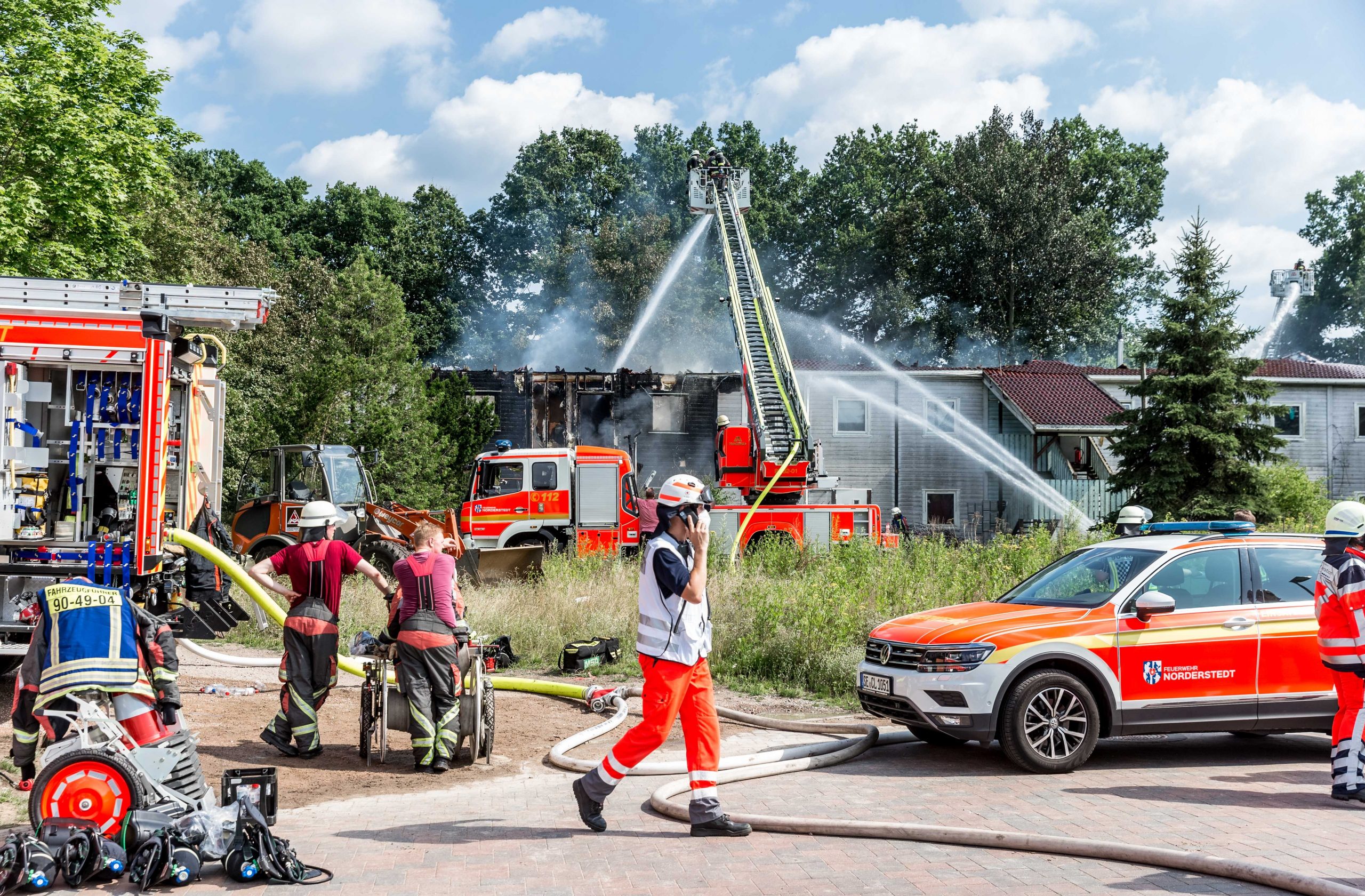 Die Feuerwehr bekämpft den Brand in der Flüchtlingsunterkunft in Norderstedt.