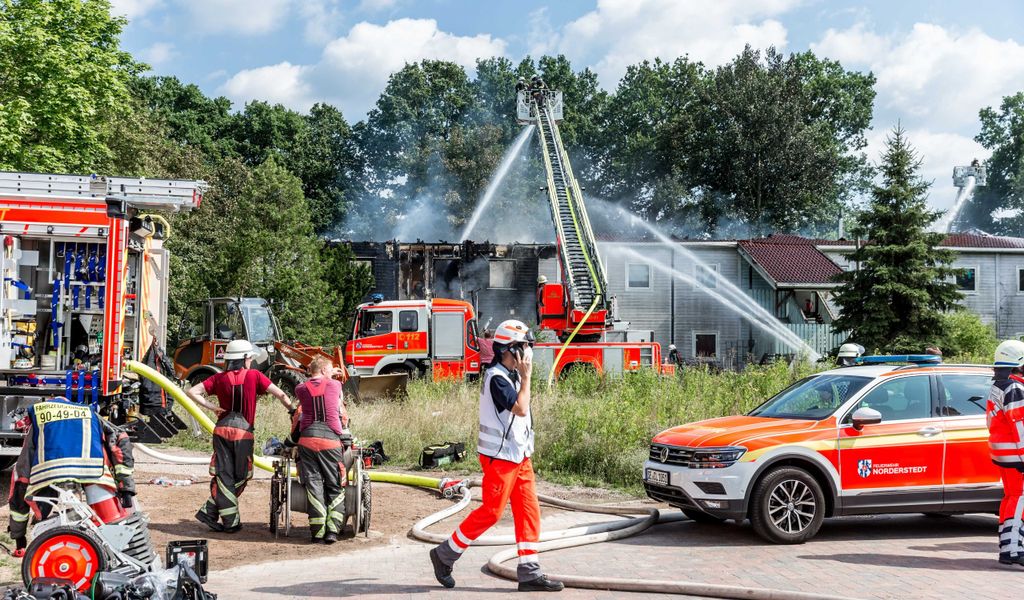 Die Feuerwehr bekämpft den Brand in der Flüchtlingsunterkunft in Norderstedt.