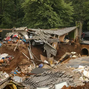 Zerstörte Häuser nach dem verheerenden Hochwasser.