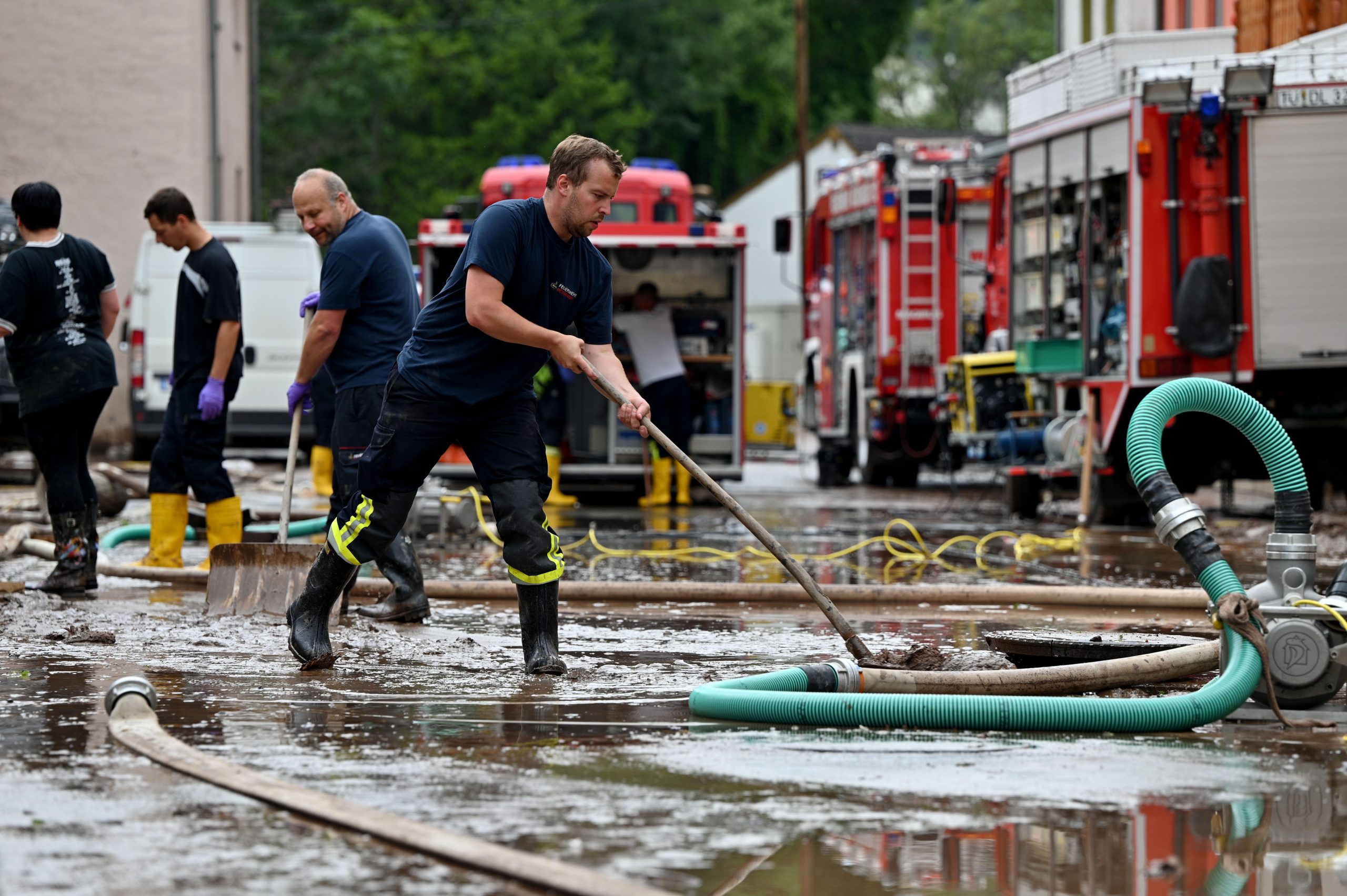Hilfskräfte der Feuerwehr in Rheinland-Pfalz kämpfen gegen die Wasser- und Schlammmassen an.