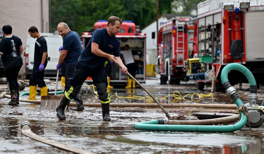 Hilfskräfte der Feuerwehr in Rheinland-Pfalz kämpfen gegen die Wasser- und Schlammmassen an.