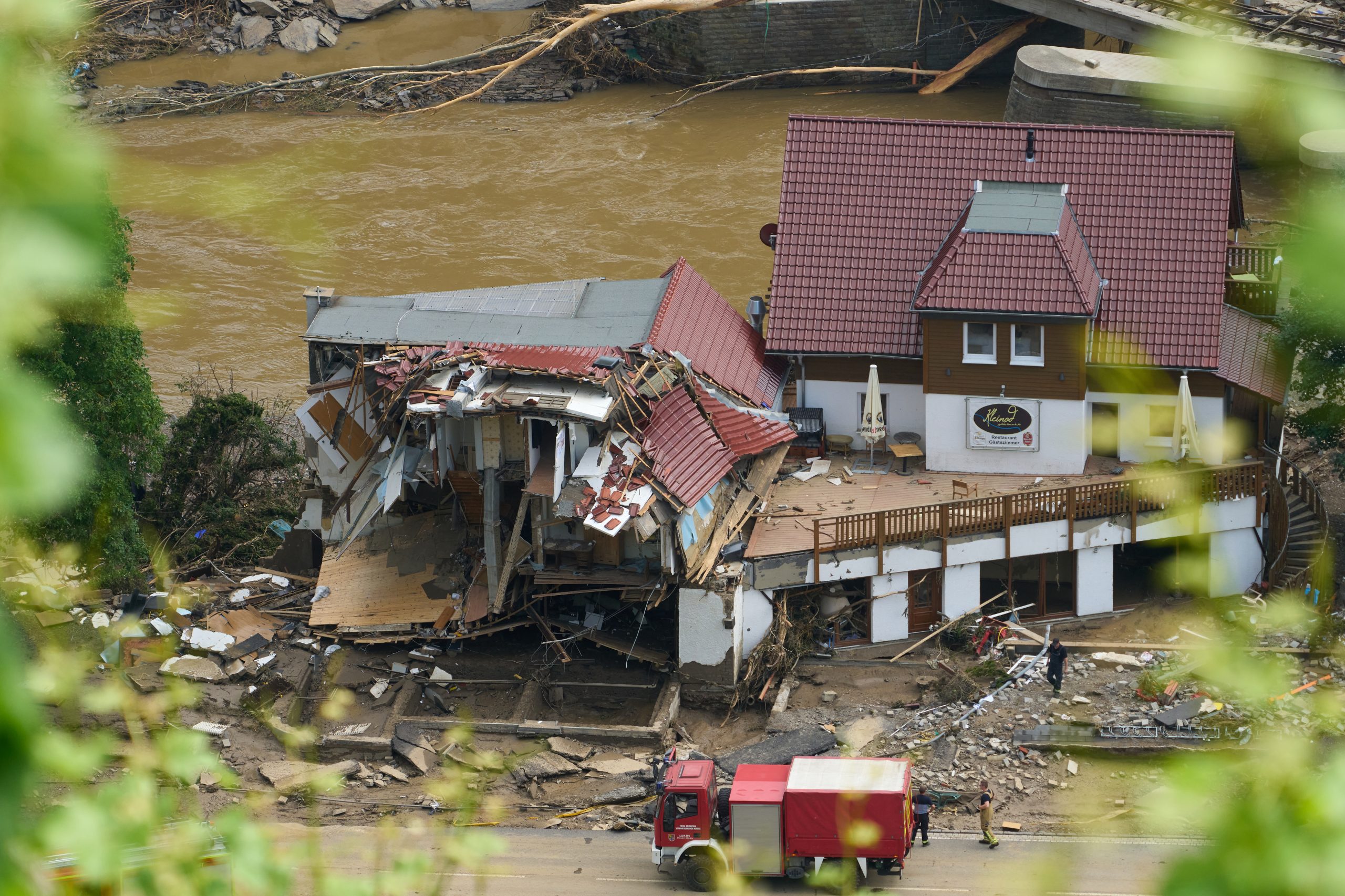 Häuser im Ahrtal im Ortsteil Walporzheim sind zerstört. In den vom Unwetter betroffenen Gebieten beginnen die Aufräumungsarbeiten.
