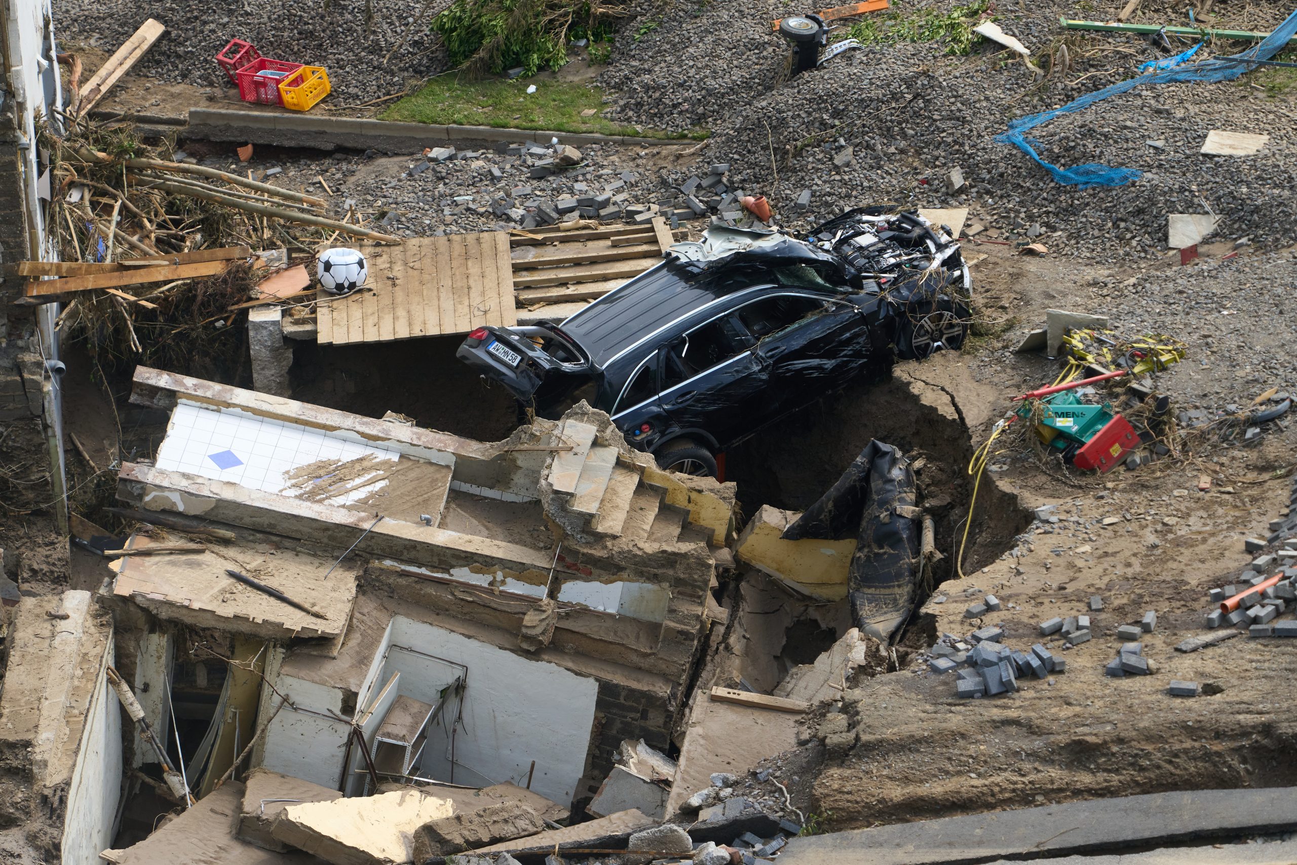 Häuser und Autos im Ahrtal im Ortsteil Walporzheim sind zerstört.