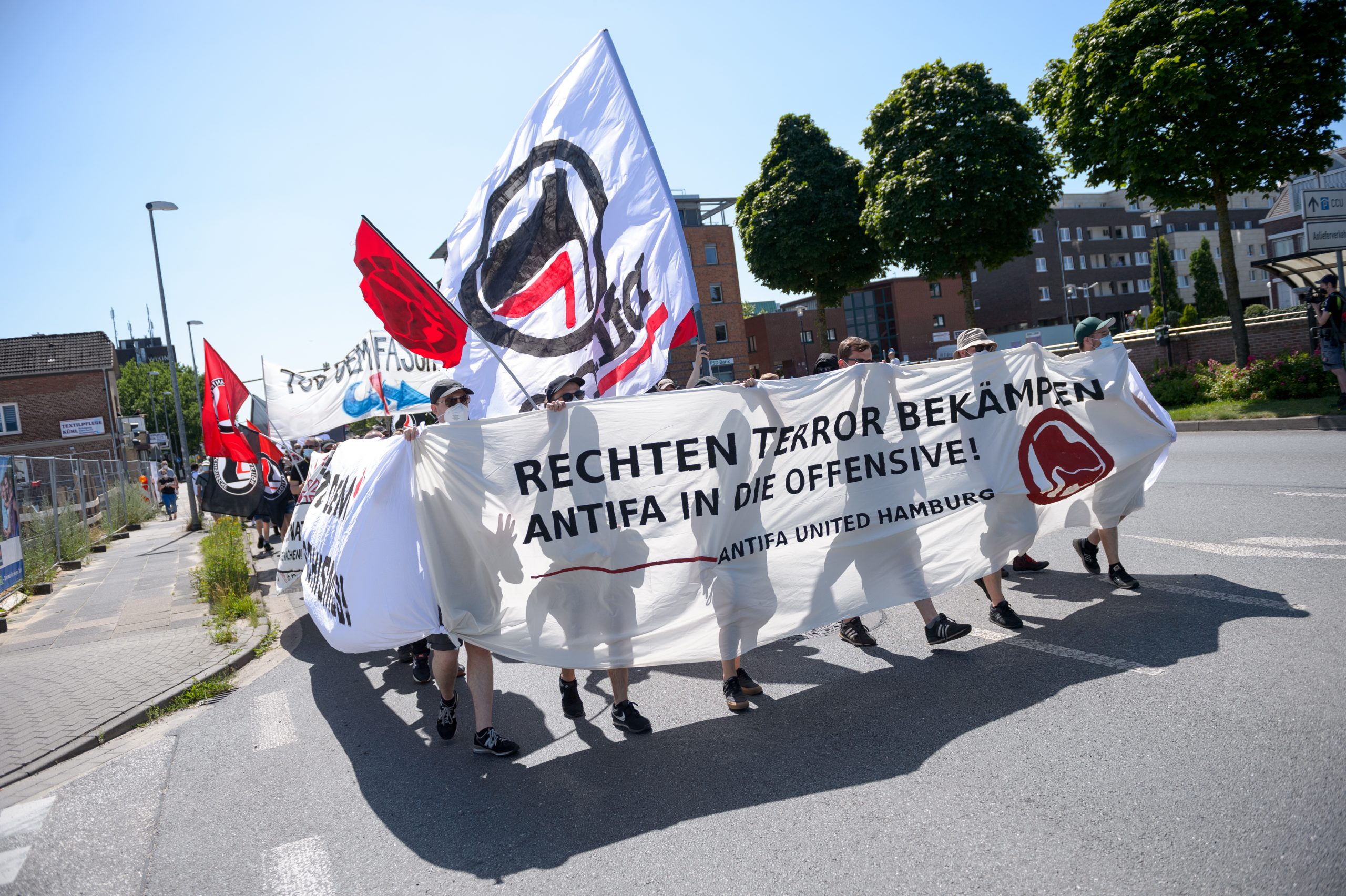Demonstranten zeigen ein Plakat mit der Aufschrift „Rechten Terror bekämpfen – Antifa in die Offensive“.