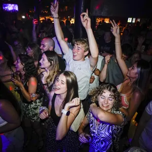 Feiernde Menschen auf einer Tanzfläche