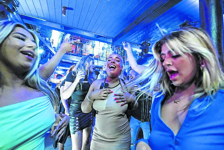 Frauen tanzen in der Bar Fibre.