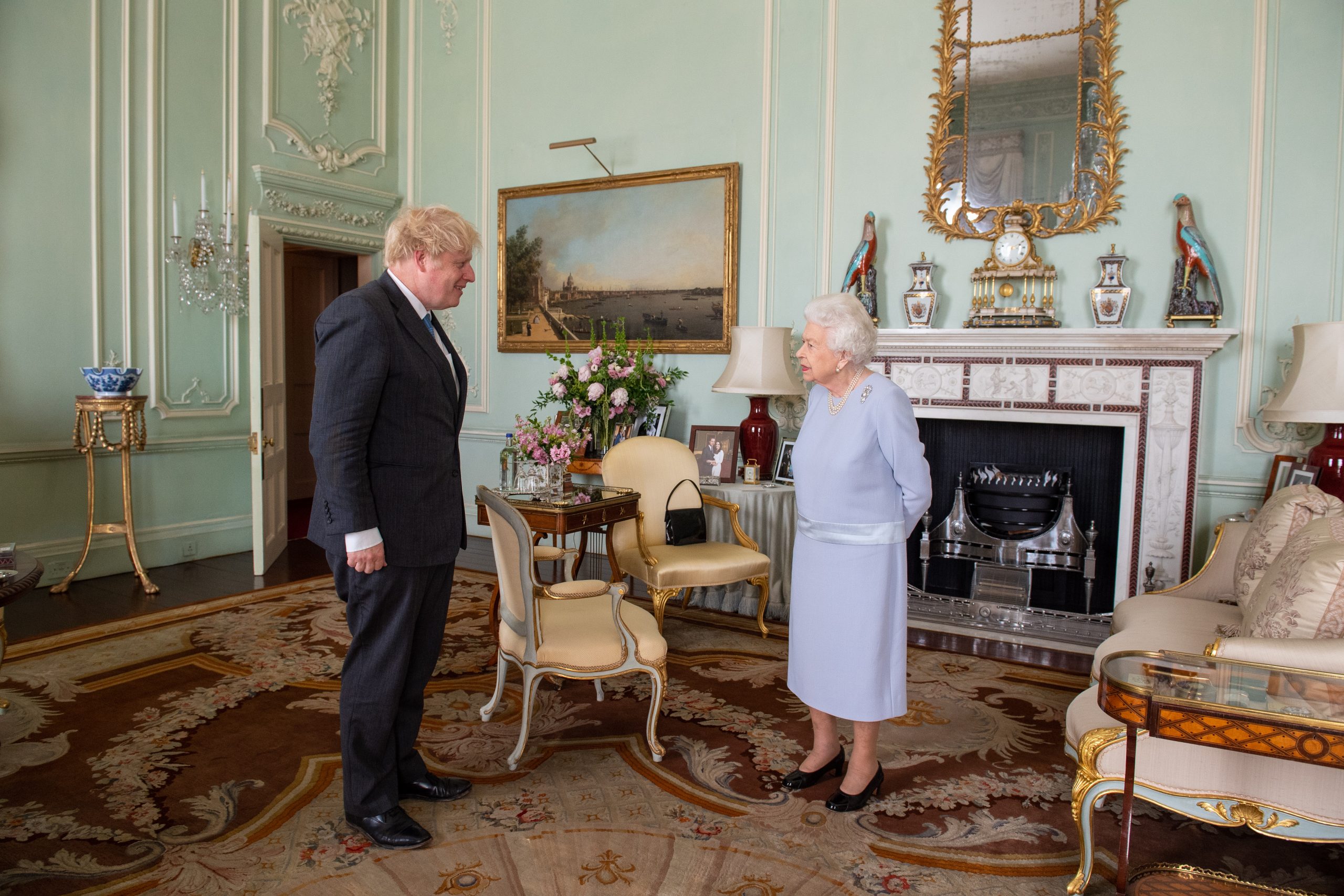 Die Queen begrüßt Boris Johnson im Palast.