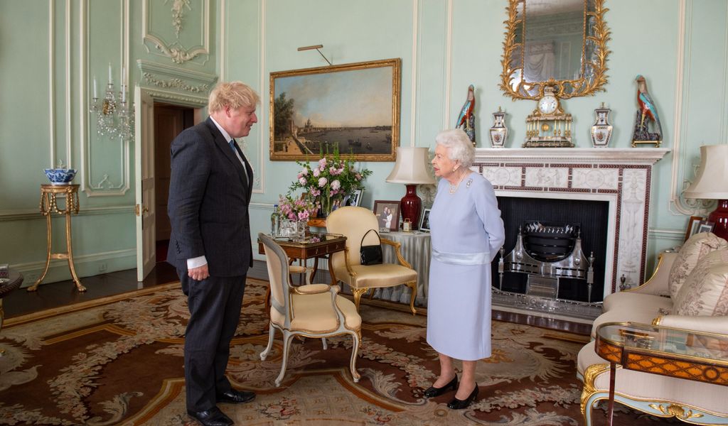 Die Queen begrüßt Boris Johnson im Palast.