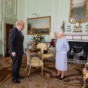 Die Queen begrüßt Boris Johnson im Palast.