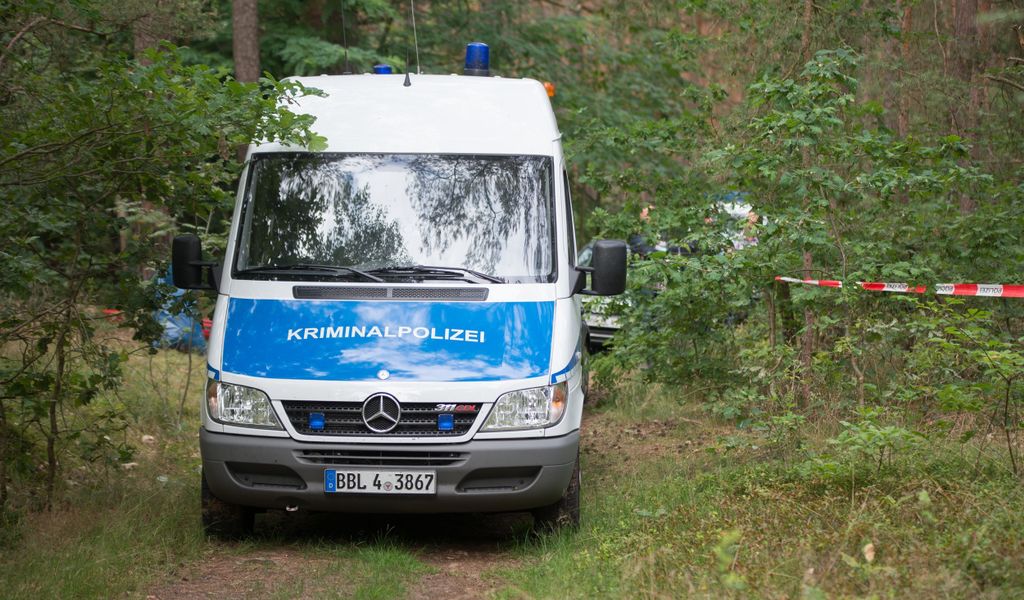 Ein Wagen der Kriminalpolizei steht in dem Waldstück bei Oranienburg.