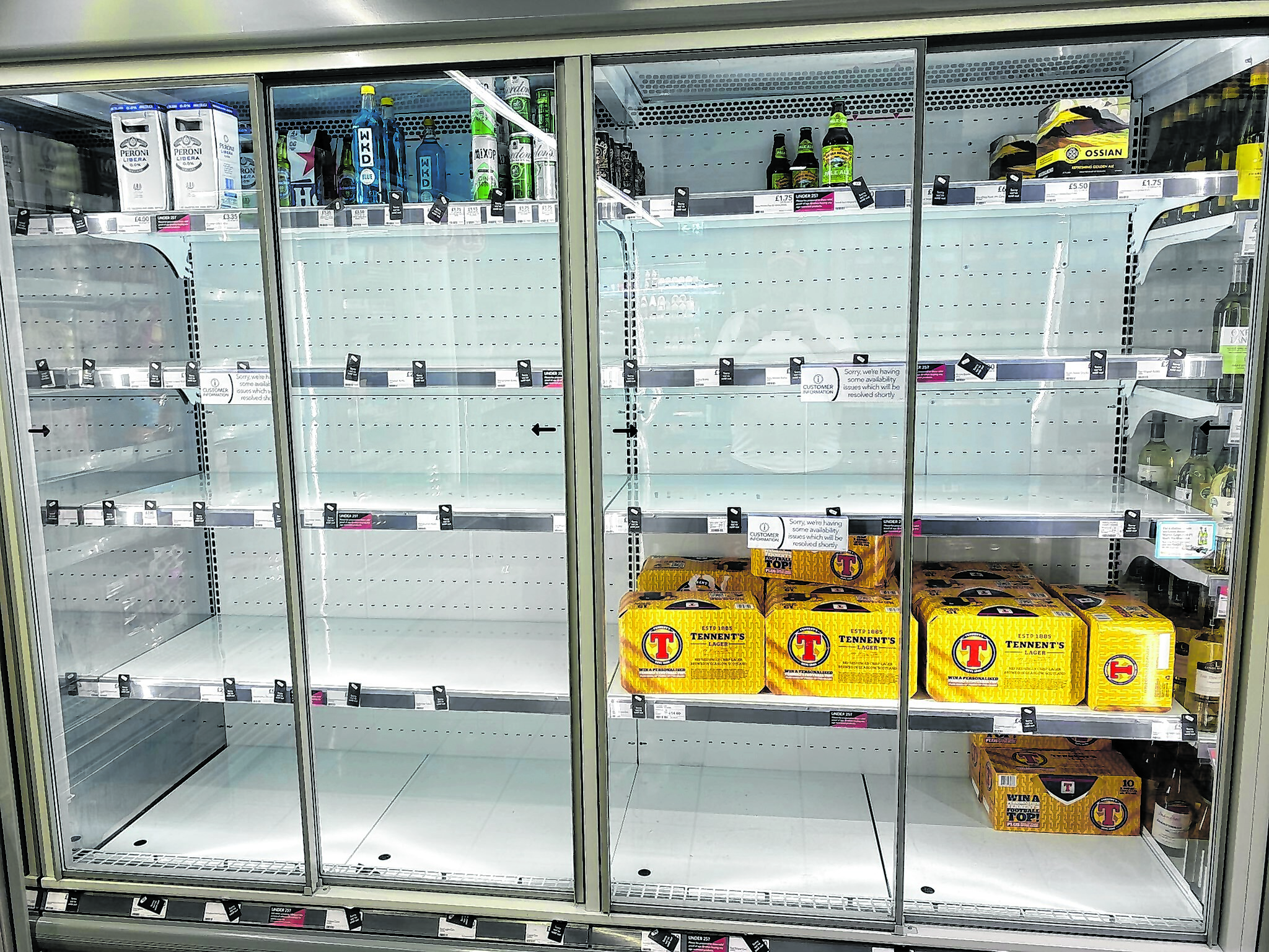 Ein nahezu leeres Kühlregal in einem britischen Supermarkt