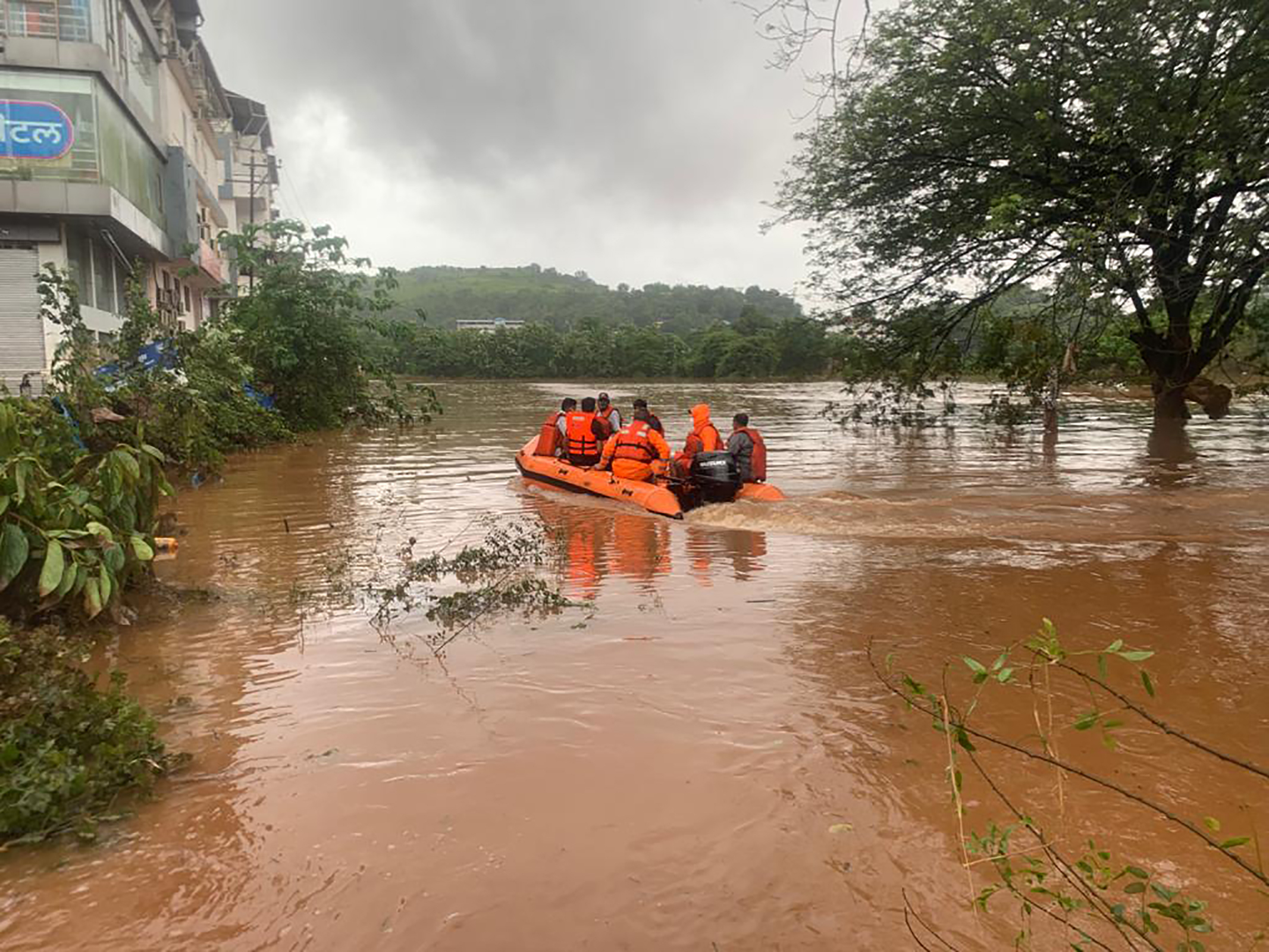 Rettungskräfte des Katastrophenschutzes beim Retten von Bewohnern der Gegend um Chiplun