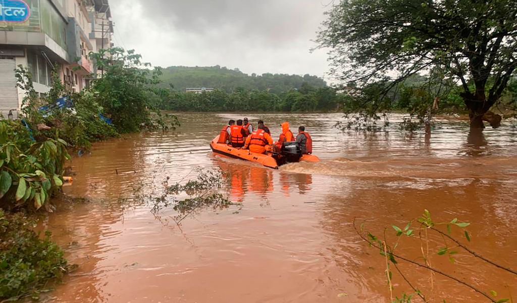 Rettungskräfte des Katastrophenschutzes beim Retten von Bewohnern der Gegend um Chiplun