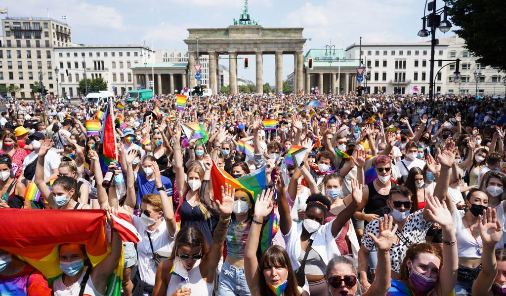 Tausende Menschen nehmen an der Parade des Christopher Street Day (CSD) teil - im Hintergrund das Brandenburger Tor.