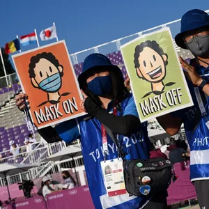 Zwei Menschen Schild: Mask on, Mask off