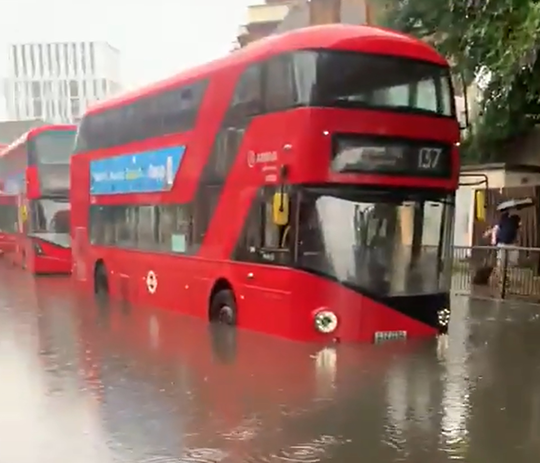 Ein Bus steht auf einer überschwemmten Straße in London.