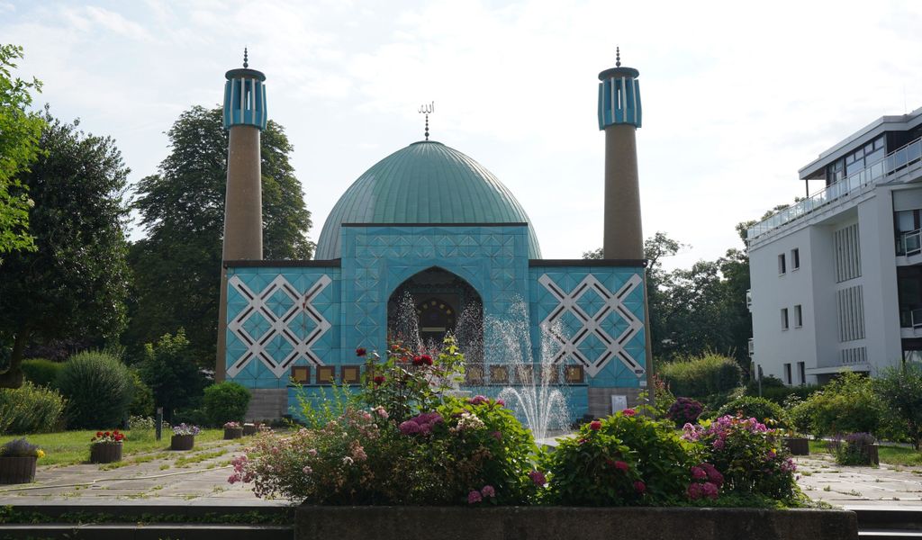 Das Islamische Zentrum Hamburg (IZH) hat seinen Sitz in der „Blauen Moschee“ an der Alster.