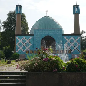 Das Islamische Zentrum Hamburg (IZH) hat seinen Sitz in der „Blauen Moschee“ an der Alster.