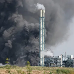 Eine dunkle Rauchwolke steigt über dem Chempark auf.