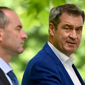 Bayerns Ministerpräsident Markus Söder (r., CSU) und sein Vize Hubert Aiwanger (Freie Wähler).