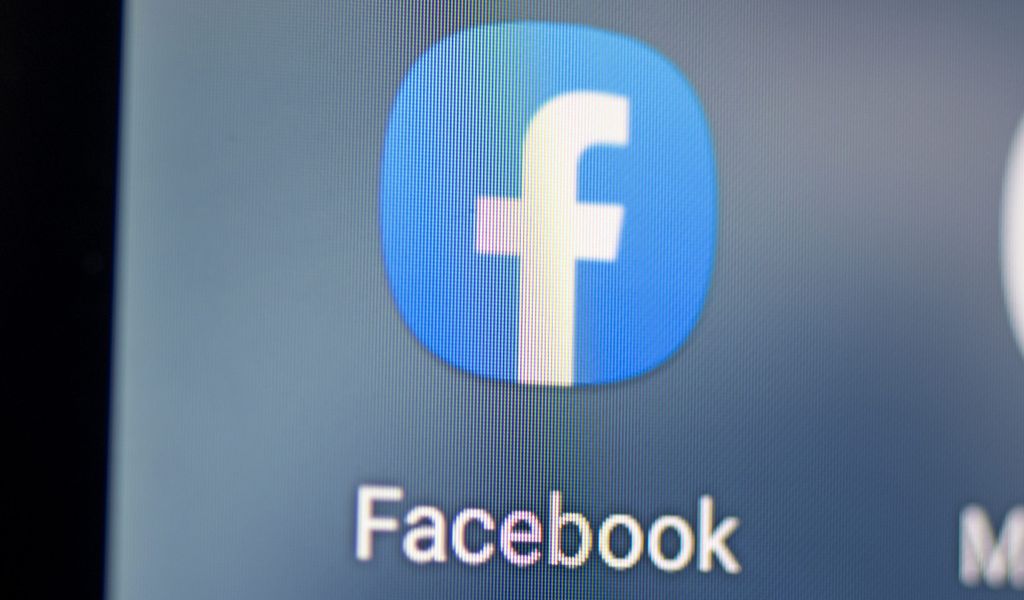 Facebook-Logo auf Handy-Bildschirm