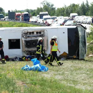 Reisebus verunglückt auf A13