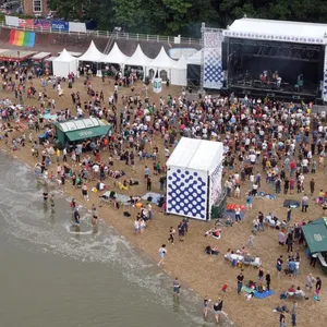 Eine große Menschenmenge feiert am Strand von Dangast.