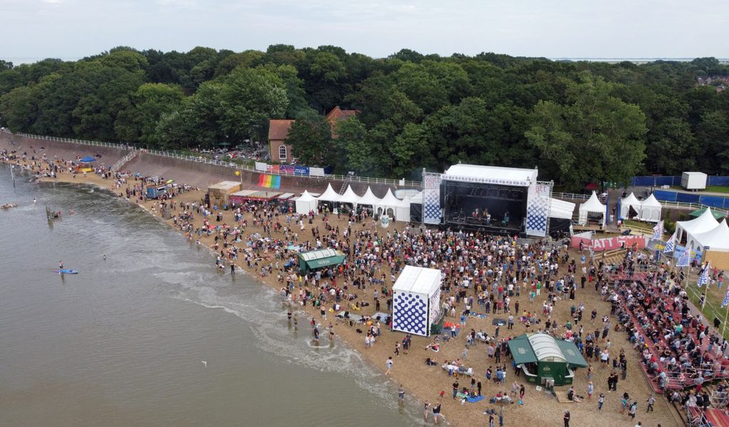 Eine große Menschenmenge feiert am Strand von Dangast.
