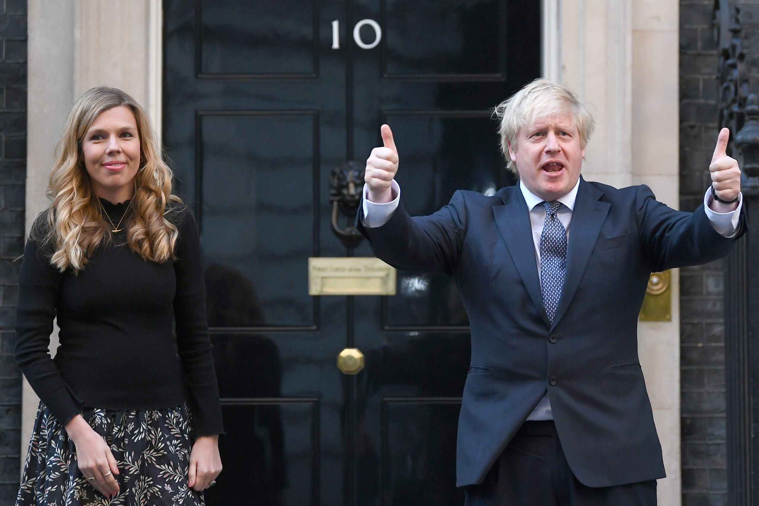 Beide Daumen hoch: Bald gibt es in der Downing Street nicht nur ein, sondern zwei Kinder.