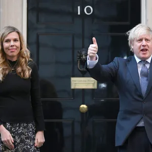 Beide Daumen hoch: Bald gibt es in der Downing Street nicht nur ein, sondern zwei Kinder.