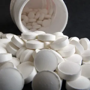 Melaton-Tabletten liegen ausgeschüttet vor einer Dose.