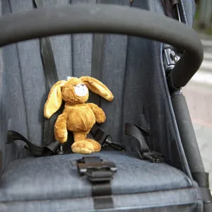 Ein Kuscheltier sitzt im Kinderwagen. (Symbolbild)
