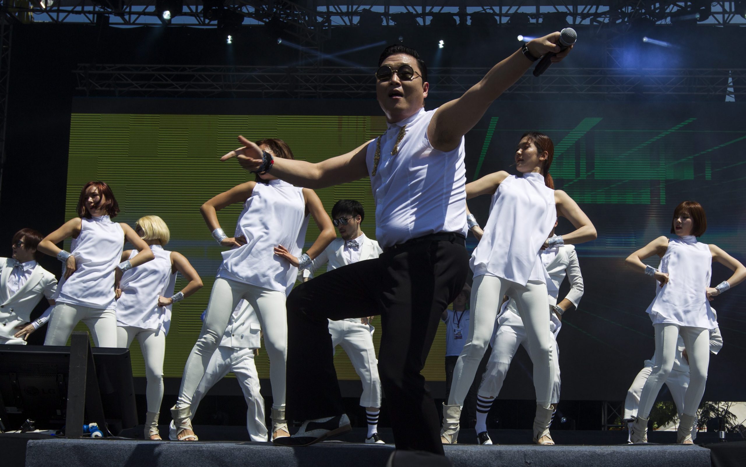 Künstler Psy tanzt auf der Bühne zu seinem Welthit „Gangnam Style“