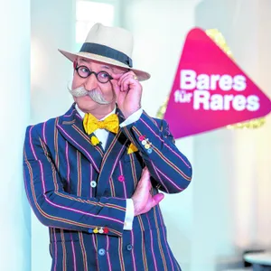 Der Moderator Horst Lichter vor einem „Bares für Rares“-Schild
