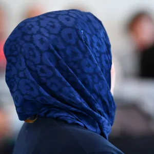 Frau mit Kopftuch von hinten