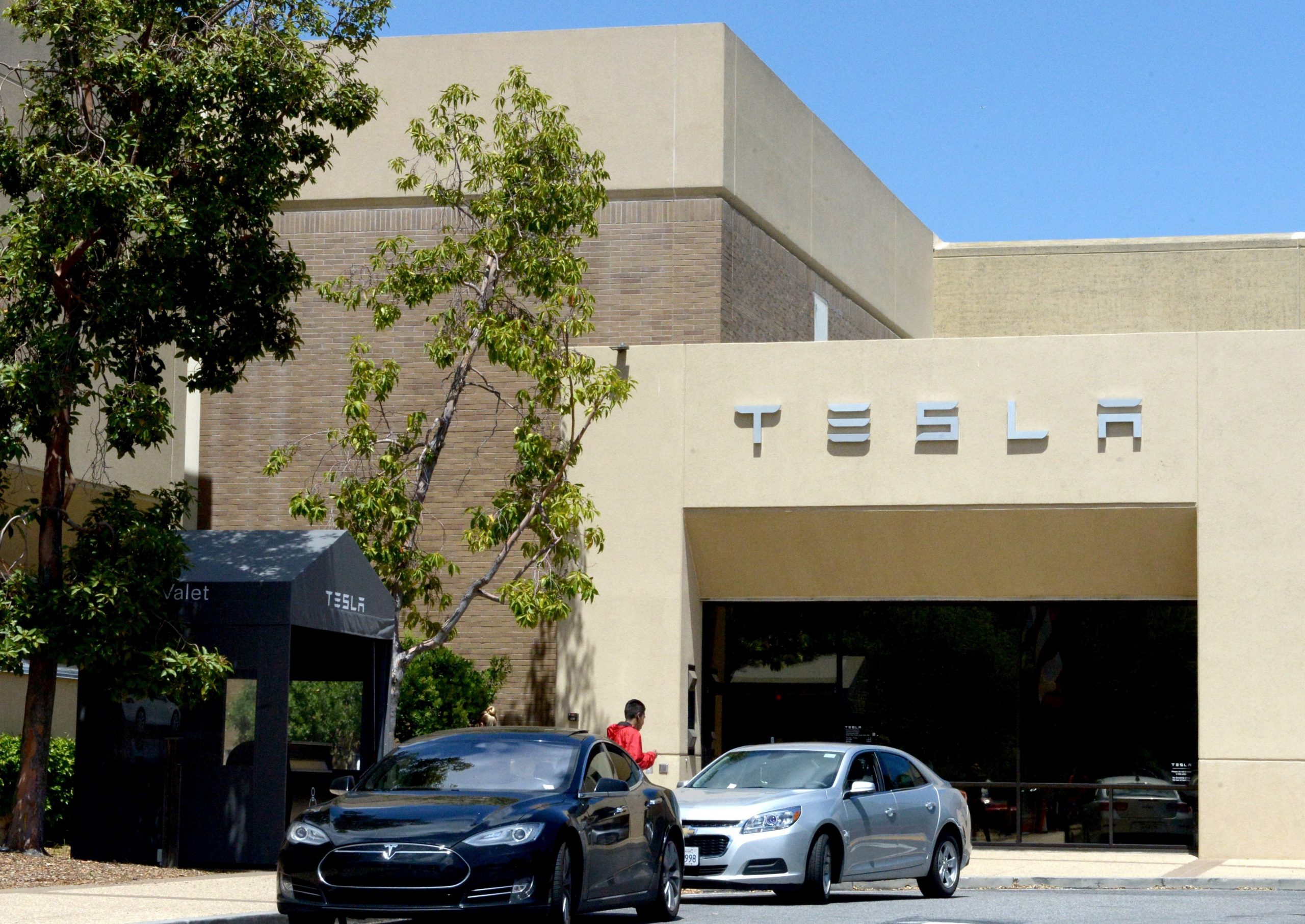 Autos parken in Palo Alto (Kalifornien, USA) vor der Firmenzentrale von Tesla.