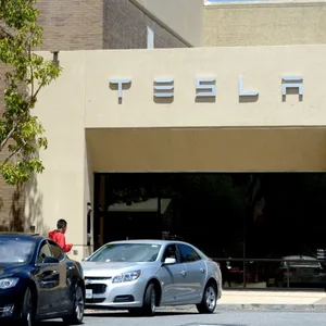 Autos parken in Palo Alto (Kalifornien, USA) vor der Firmenzentrale von Tesla.