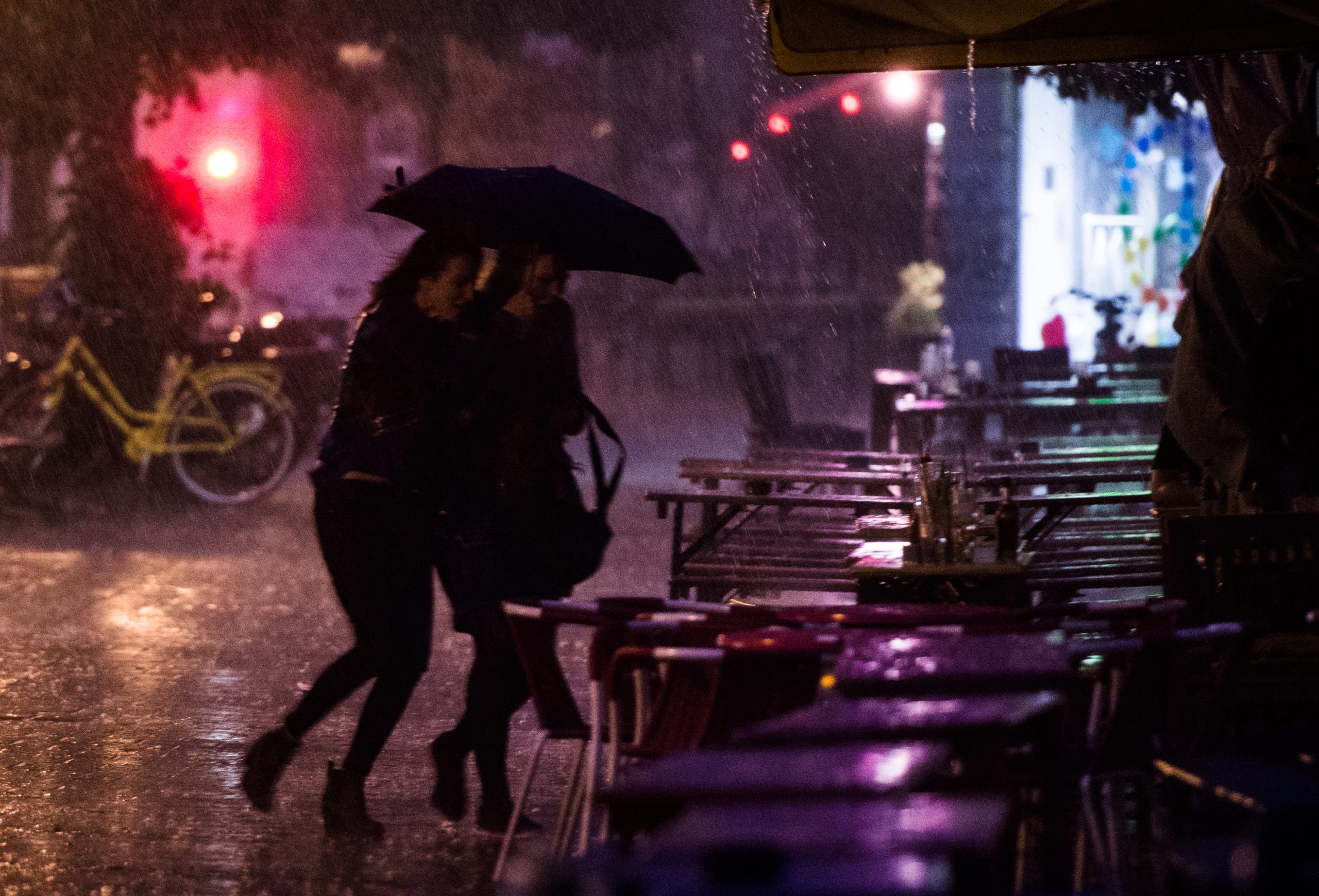 Menschen unter einem Schirm