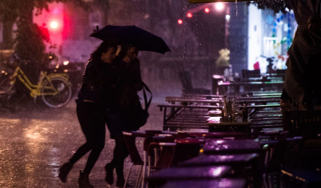 Menschen unter einem Schirm